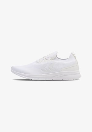 Witte sportschoenen met een strakke gebreide constructie, een textuurrijke bovenkant en een gewatteerde zool. Heeft een minimalistisch ontwerp en contrasterende logo-accenten.