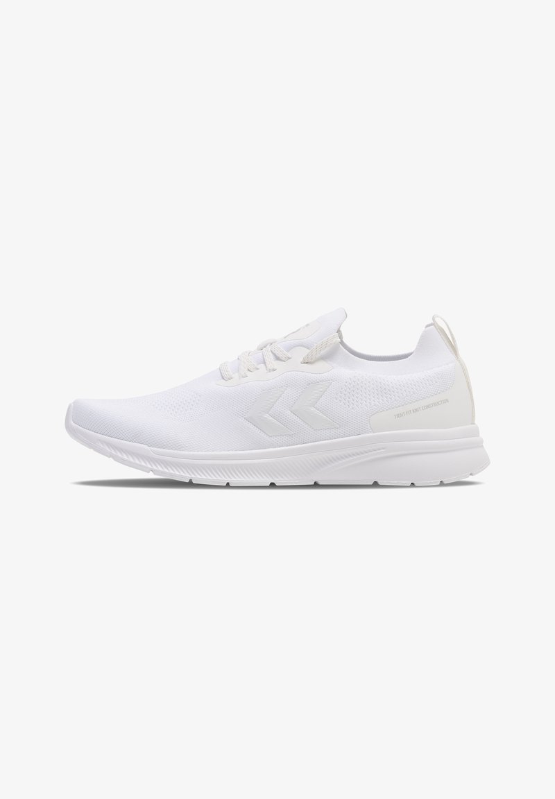 Zapatillas deportivas blancas con una construcción de punto ajustado, parte superior texturizada y suela acolchada. Presentan un diseño minimalista y acentos de logo en contraste.