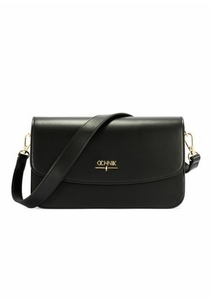 Czarna skórzana torebka na ramię z ozdobami w kolorze złotym i odpinanym paskiem, o prostokątnym kształcie, logo OCHNIK na przedniej klapie.