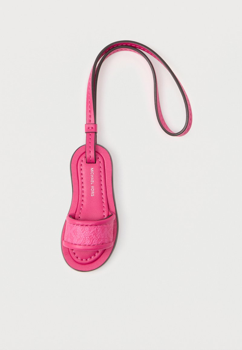 Μικρή ροζ ετικέτα αποσκευών σε σχήμα δερμάτινου σανδαλιού με λουράκι και λογότυπο Michael Kors.