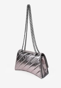 Bolso de mano acolchado metálico rosa con una forma estructurada, que cuenta con una correa de cadena negra y un sutil detalle de costura en la superficie.