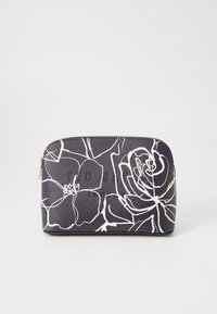 Sort kosmetikpose med hvidt blomstermønster, tekstureret materiale, prægede logo og lynlåslukning på toppen.