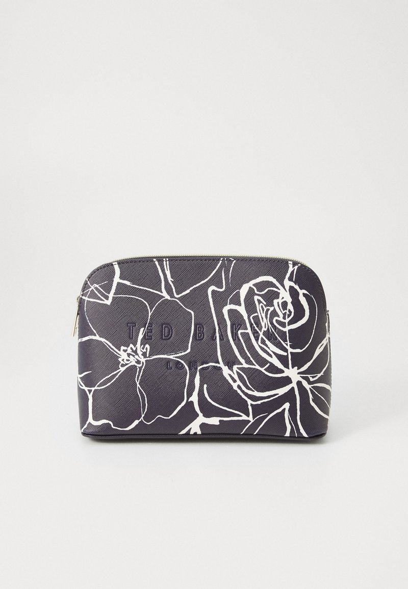 Sort kosmetikpose med hvidt blomstermønster, tekstureret materiale, prægede logo og lynlåslukning på toppen.