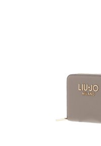 Portafoglio taupe con cerniera a tutto giro, logo dorato "LIU JO MILANO" e piccolo cursore della cerniera in oro su sfondo bianco.