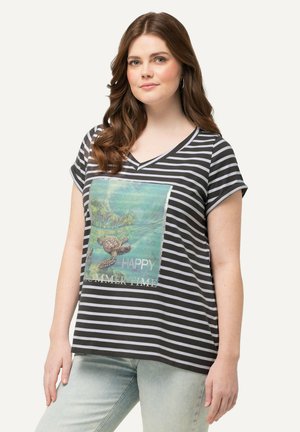 Paski krótki rękaw V-neck w kolorze czarnym i szarym z kolorową grafiką żółwia morskiego oraz napisem "SZCZĘŚLIWE LATO".