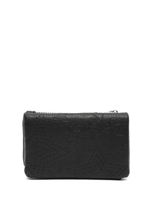 Cartera de cuero negro con cremallera, con patrones de estrellas en relieve y costuras en la superficie frontal, de forma rectangular y textura lisa.