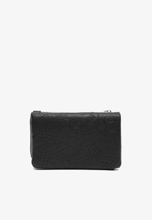 Portefeuille noir en cuir avec fermeture éclair, motifs d'étoiles embossés et cousus sur la surface avant, forme rectangulaire et texture lisse.