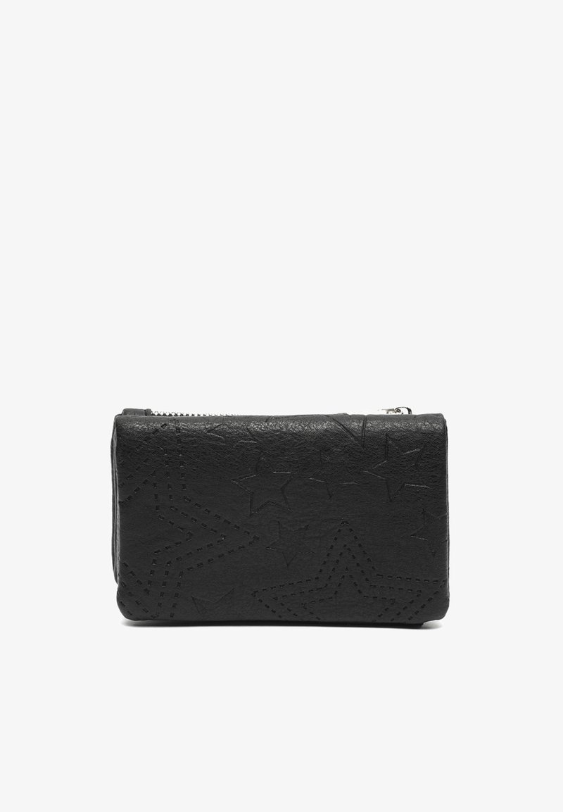 Cartera de cuero negro con cremallera, con patrones de estrellas en relieve y costuras en la superficie frontal, de forma rectangular y textura lisa.