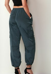 Next PARACHUTE PULL-ON TALL - REGULAR FIT - Oldalzsebes nadrágok - metallic grey