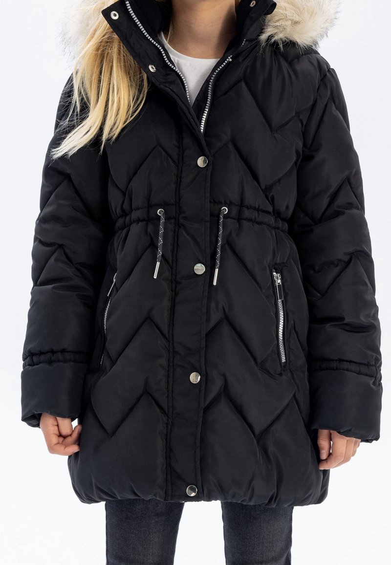 Giubbotto imbottito nero con design a quadri, cappuccio con bordo in pelliccia, vita elastica e tasche laterali con cerniera. Materiale morbido e isolato.