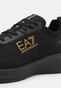 EA7 Emporio Armani MAVERICK UNISEX - Športni copati - black/gold