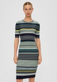 Strickkleid mit einer figurbetonten Silhouette und horizontalen Streifen in Grün, Marineblau und Gelb. Kurze Ärmel und ein runder Ausschnitt betonen das schlichte Design.