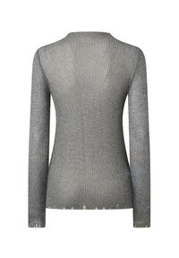 Dug dugim rukavima u metalik sivoj pletenini; rebrasta tekstura s prilagođenim siluetom i čamastim izrezom, s malim srebrnim točkicama raspršenim po cijeloj površini.