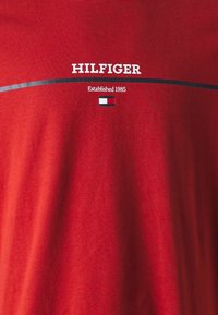 Tommy Hilfiger STRIPE TEE - T-shirt con stampa - dark magma
