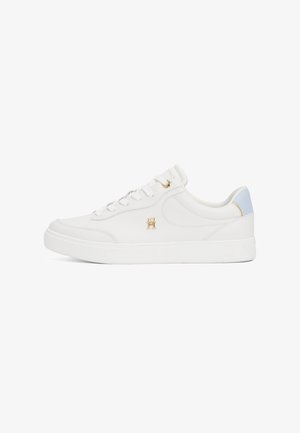 Witte leren sneakers met een gladde textuur, gouden accenten en een lichtblauwe hieltab. Voorzien van platte veters en een afgeronde teen.