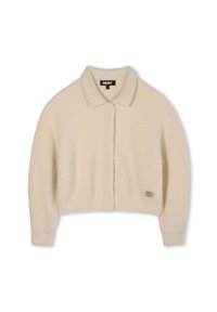 Chaqueta recortada color crema con cuello de solapa, textura suave y cierre frontal con botones. Presenta una pequeña etiqueta de marca en el lado izquierdo.