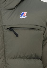 Gevoerde donkergroene jas met een ritssluiting op de borst en een K-Way-logo in blauw, rood en wit. Glad oppervlak en duurzaam materiaal.
