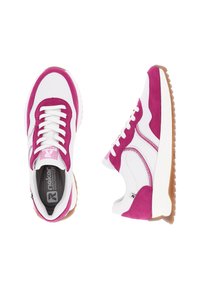 Sneaker mit oben aus weißem Leder und Akzenten aus pinkem Wildleder, weißen Schnürsenkeln und einer braunen strukturierten Gummisohle. Rund geschlossene Zehenpartie.