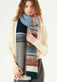 Multicolore gestrickter Schal mit variierenden horizontalen Streifen in Blau-, Grau- und Rosttönen, ausgestattet mit einer dicken Rippstruktur und Logodetail.