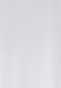 Tessuto bianco con trama strutturata e un sottile motivo a onde, superficie morbida, leggero, adatto a varie applicazioni come tappezzeria o abbigliamento.