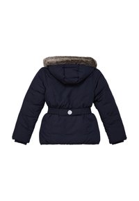 Marineblaue Steppjacke mit einer gefütterten Kapuze aus Kunstpelz, tailliertem Schnitt und zwei Nahtpaneelen auf der Rückseite; mit runder Knopfverschluss.