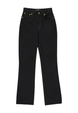 Schwarze, hoch taillierte, gerade geschnittene Jeans mit Frontknopf und Reißverschluss, mit sichtbaren Nähten an vorderen und hinteren Taschen.
