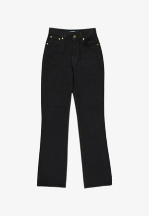 Jean noir taille haute à jambes droites avec bouton et fermeture éclair à l'avant, comportant des poches avant et arrière avec coutures visibles.