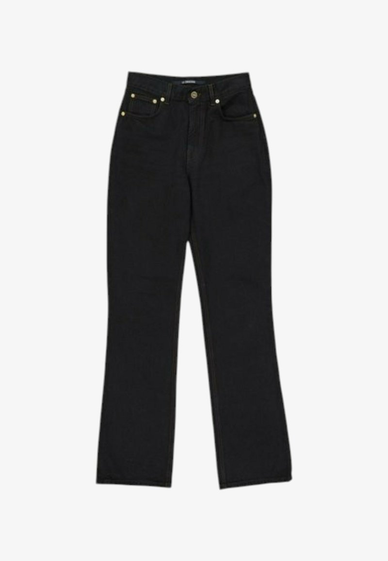 Jean noir taille haute à jambes droites avec bouton et fermeture éclair à l'avant, comportant des poches avant et arrière avec coutures visibles.