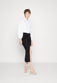IN THE STYLE LIBERTY EXPOSED THIGH SPLIT MIDI SKIRT - Saia lápis - black