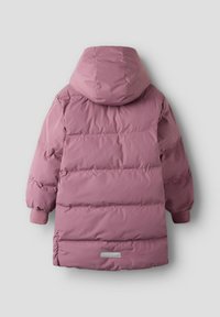 Puffy jack in lichtroze, met een capuchon, doorgestikte secties, elastische manchetten en een reflecterende details aan de zoom. Glad, geïsoleerd materiaal.