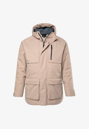 Beige gewatteerde winterjas met voorrits, drukknoopknopen, een ritszak op de borst en twee grote klepzakken op de taille.