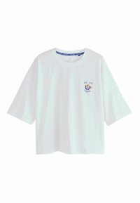 Hvid T-shirt med korte ærmer, rund hals og lille broderet motiv af en kaffekop samt teksten "Men først kaffe" på venstre bryst.