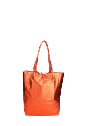 Borsa a tote arancione metallizzato con due manici, caratterizzata da una texture liscia e un design spazioso. Ideale per l'uso quotidiano.