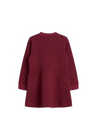 Bordeauxrotes Kleid mit strukturiertem Muster, langen Ärmeln, runder Ausschnitt und zwei vorderen Taschen. Glatter Stoff mit leicht ausgestellt Rock.