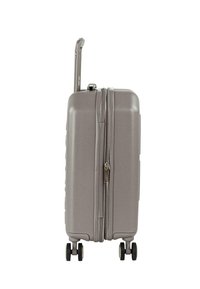 Maleta gris de carcasa rígida con acabado liso, dos ruedas, asa telescópica y cierre de cremallera. Presenta un diseño minimalista.