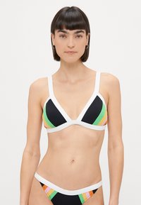 Čierny bikiny set obsahujúci trojuholníkový top s farebnými pruhovanými detailami a bielymi okrajmi, doplnený o zodpovedajúce bikiny nohavičky.