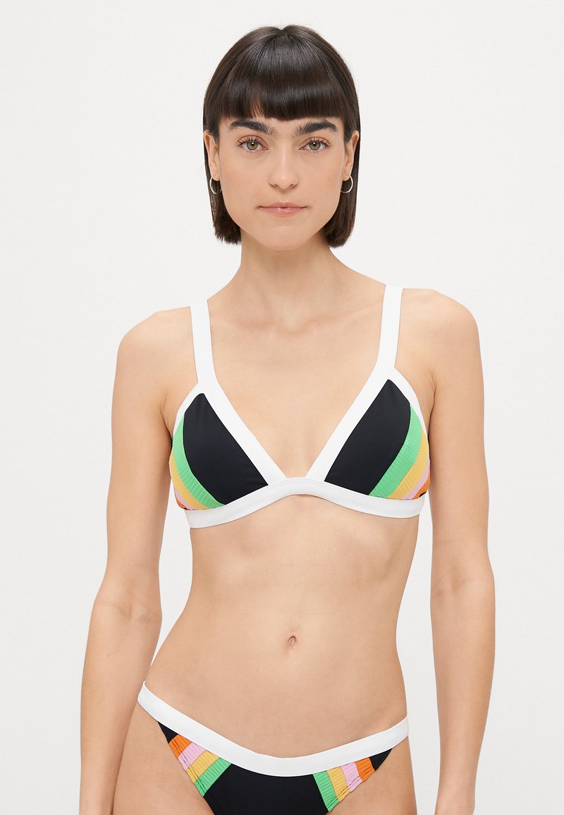Μαύρο σετ μπικίνι που διαθέτει τρίγωνο τοπ με πολύχρωμες ριγέ λεπτομέρειες και λευκή περιθώριο, συνδυασμένο με αντίστοιχο μπικίνι κάτω μέρους.