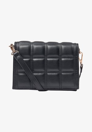 Sac bandoulière en cuir noir avec motif matelassé en carrés et fermoir en métal doré sur une sangle amovible.