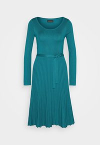 Robe bleu canard à manches longues avec encolure dégagée, haut ajusté, jupe plissée et ceinture assortie à la taille, présentée sur fond blanc.