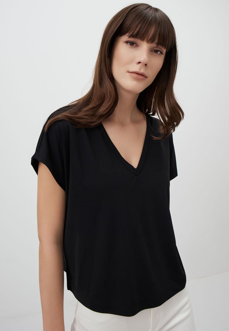 Jimmy Key V NECK SHORT SLEEVE - T-shirt basic - black-900