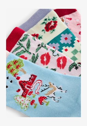 Neli paari sokke mitmesuguste mustritega: lillemustrid, huulekujundid, geomeetrilised kujundid ja illustratsioonid, millel on pastelsed ja erksad taustad.