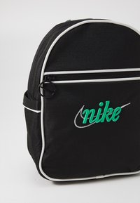 Nike Sportswear FUTURA 365 MINI RETRO UNISEX - Mugursoma - black/sail/stadium green