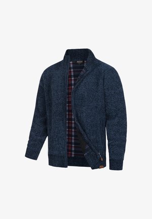 Navyblauwe gebreide cardigan met een ritsluiting en opstaande kraag. De binnenkant is voorzien van een rode en zwarte ruitvoering met geribbelde boorden en zoom.