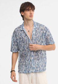 Korte mouw shirt van lichtgewicht stof met een blauw-witte gestreepte patroon, knoopsluiting aan de voorkant en een relaxte pasvorm.