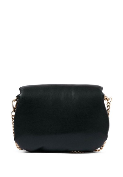 Borsa a tracolla in pelle nera con una forma arrotondata e slanciata. Presenta una tracolla in catena dorata e una texture sottile sulla superficie.