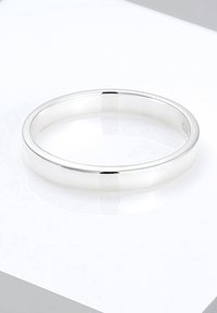 Sølvring til vielse med en glat, poleret finish og afrundede kanter, med ensartet bredde og reflekterende overflade.