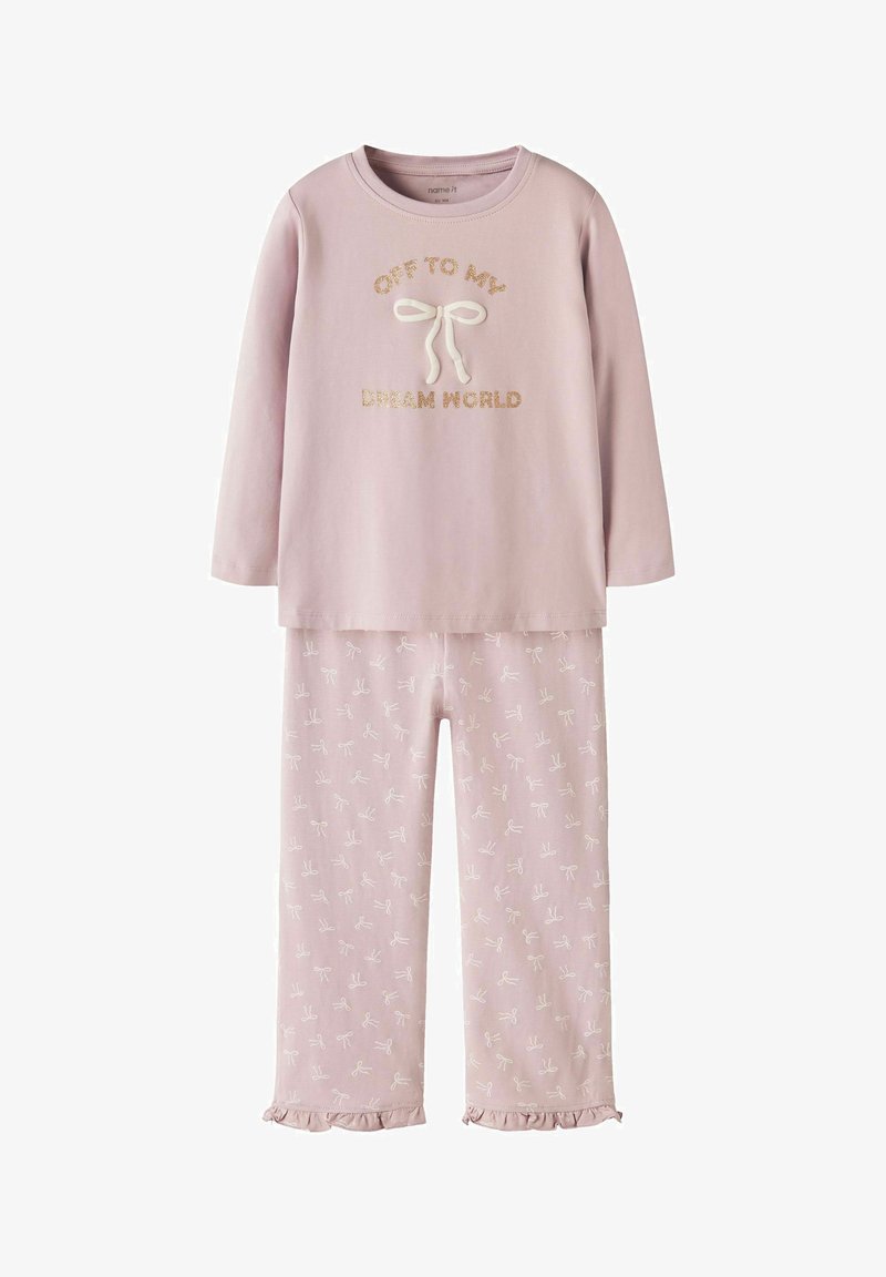 Rozā pidžamas komplekts ar garām piedurknēm, topā ar loku grafiku un spīdīgu tekstu, kā arī biksēm ar loku rakstu un volānu aprocēm.