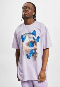 Upscale by Mister Tee LE PAPILLON OVERSIZE  - T-shirts med print - lilac