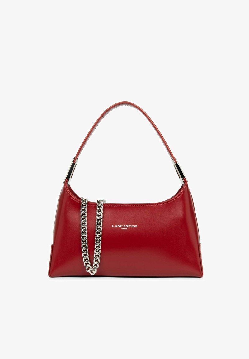 Sac à main en cuir rouge avec une texture lisse, une forme courbée et un accent en chaîne argentée. Présente un logo embossé sur le devant.