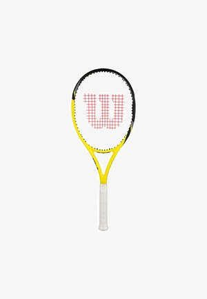 Raqueta de tenis amarilla y negra con cabeza rectangular y empuñadura blanca. Presenta un logotipo rojo "W" en las cuerdas y un mango perforado.